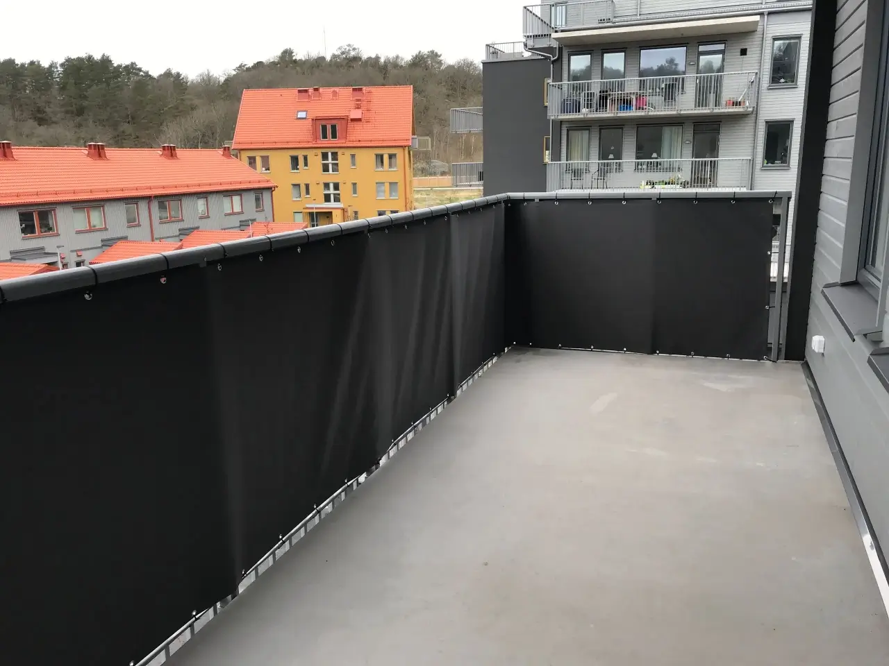 Måttanpassad balkongsskydd blickar över hustak